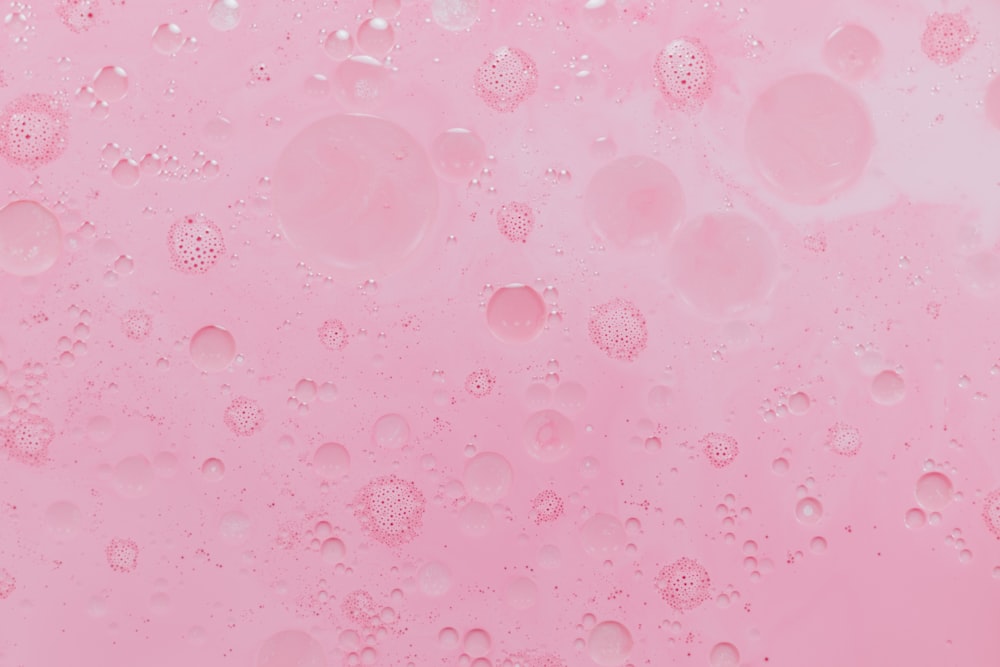 泡の入ったピンク色の水