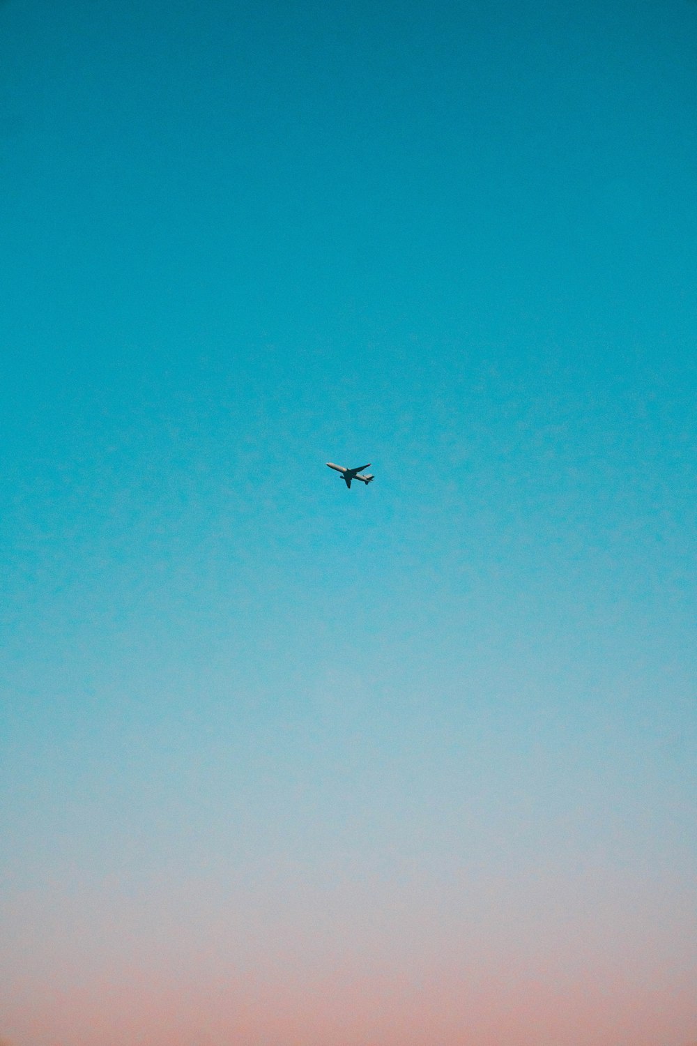 Flugzeug unter blauem Himmel fliegen