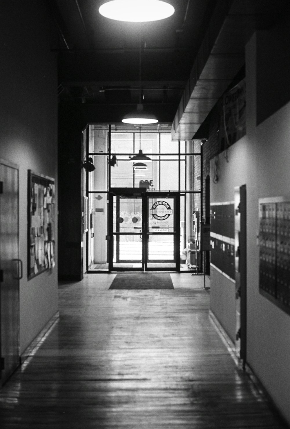 Photographie en niveaux de gris d’un couloir vide