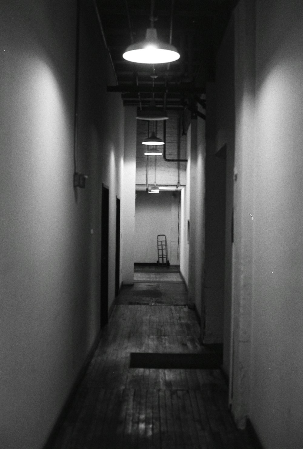 Lampe suspendue dans le couloir