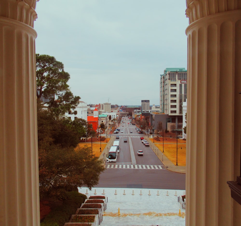 vehículos en la calle entre edificios vista desde la ventana