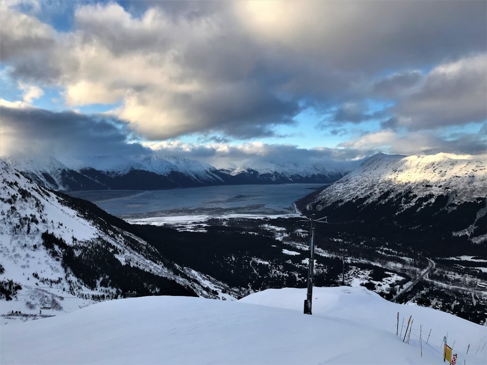 Schneebedeckte Berge unter bewölktem Himmel