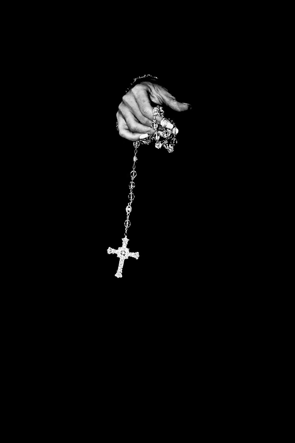 Persona con rosario de plata