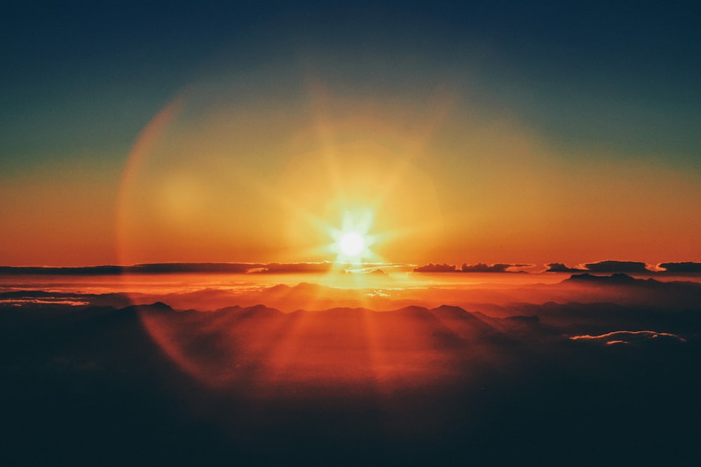 Cuerpo de agua en calma durante la puesta de sol