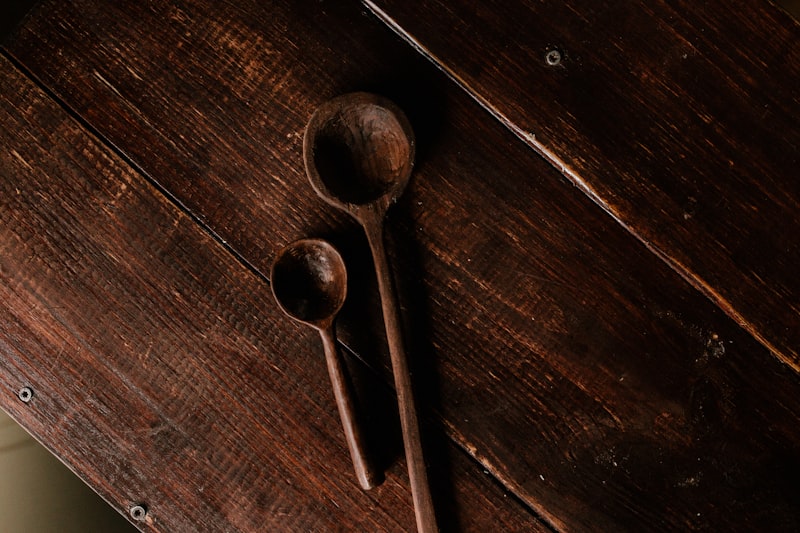 Deux cuillères en bois sur une table