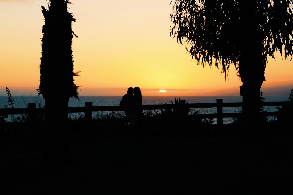 silhouette de couple au coucher du soleil