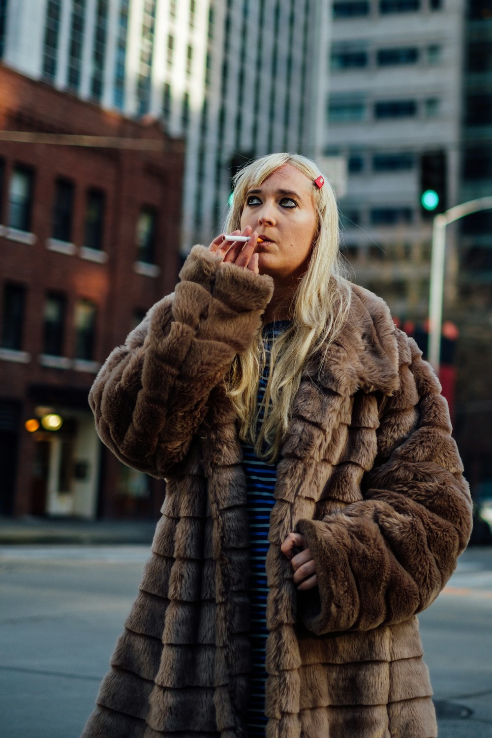 Selektive Fokusfotografie einer rauchenden Frau