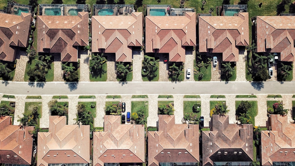 Photographie aérienne de maisons brunes