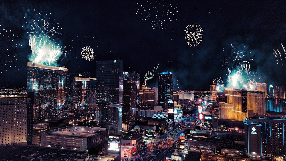 Stadt mit Feuerwerk in der Nacht
