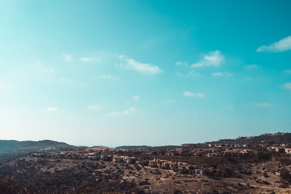 Luftaufnahme der Stadt unter blauem Himmel und weißen Wolken