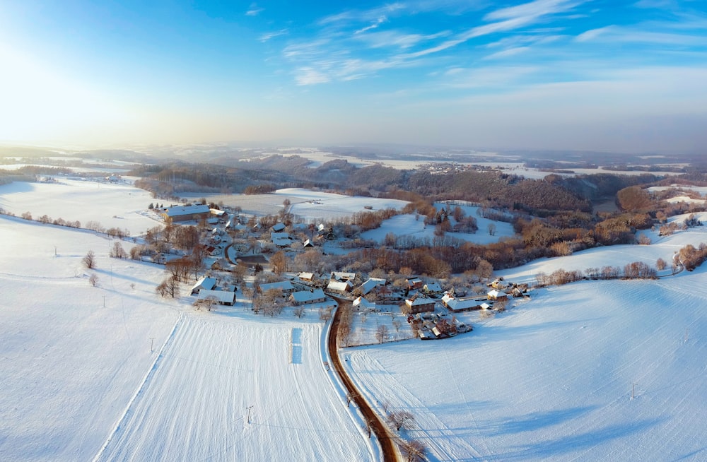 fotografia aérea da cidade coberta de neve