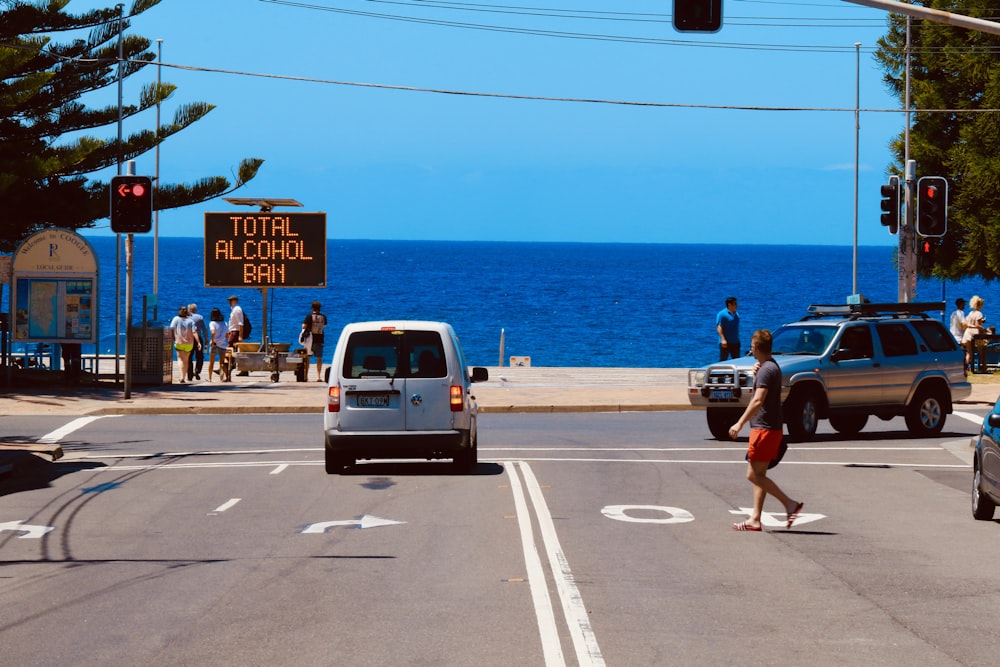 Homme traversant la route