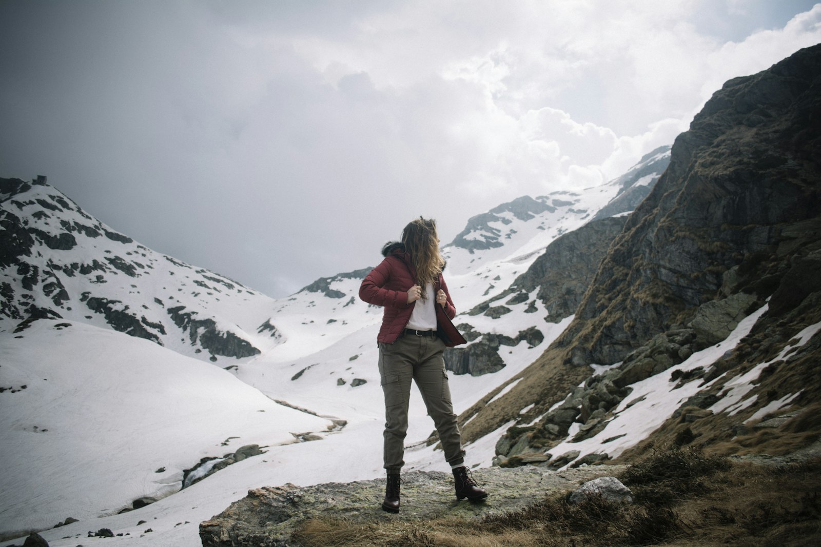 Nikon D7100 + Nikon AF-S DX Nikkor 18-55mm F3.5-5.6G VR sample photo. Woman standing on rock photography