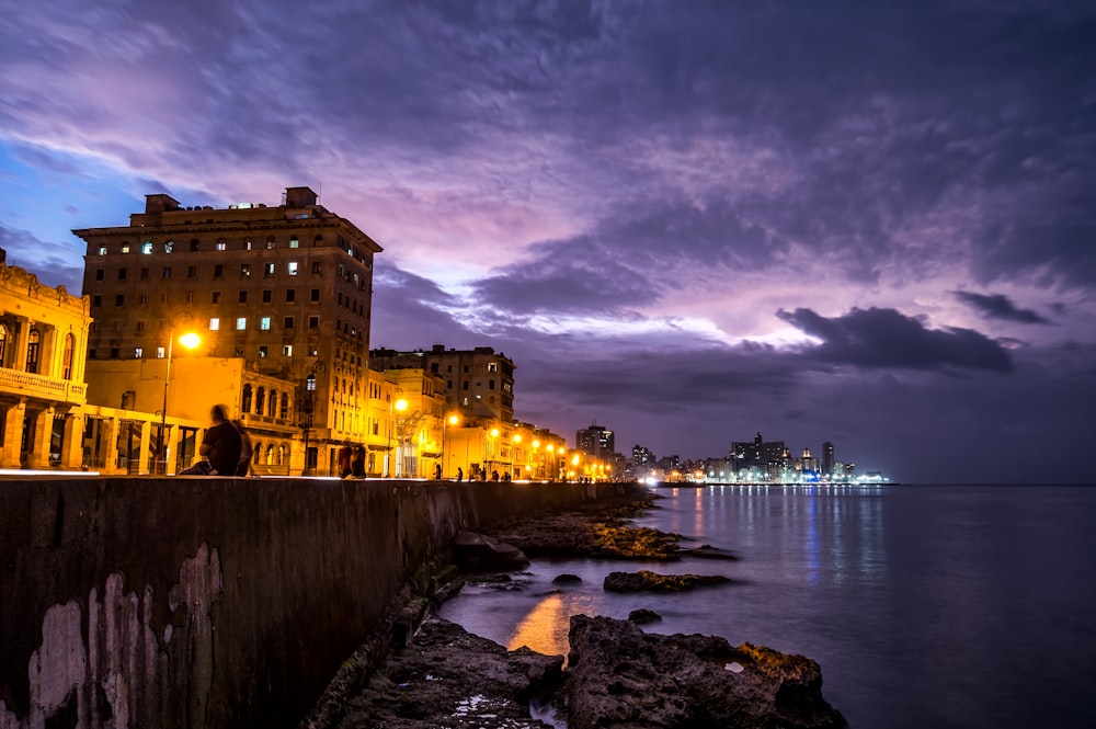 Lámparas de poste encendidas cerca del mar durante la noche