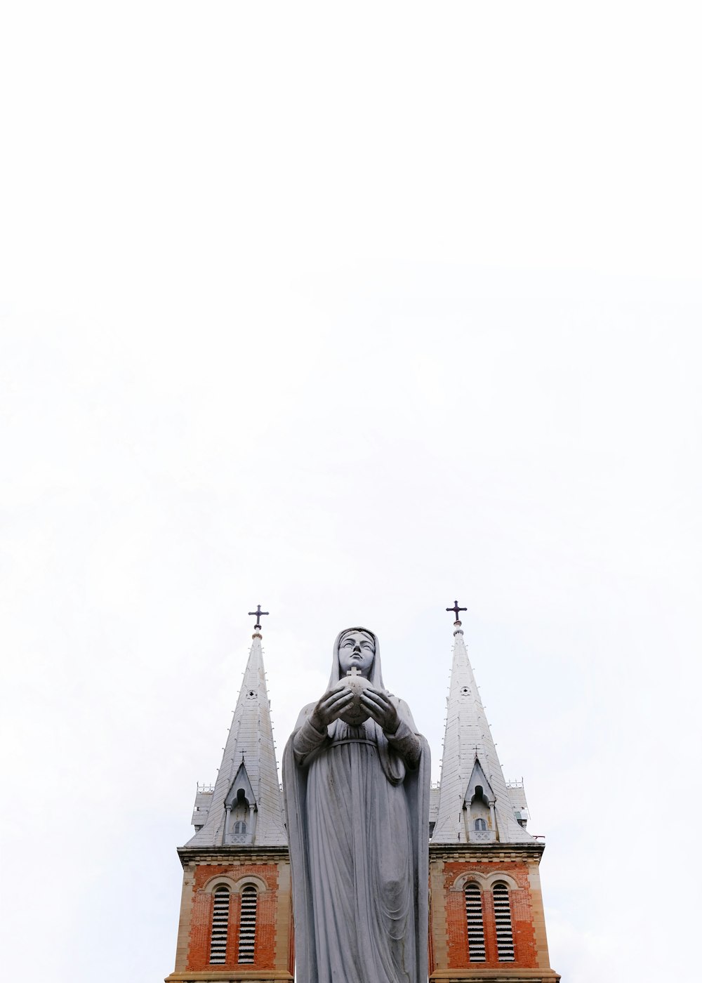 Fotografía de ángulo bajo de esculturas religiosas en el exterior de la catedral durante el día