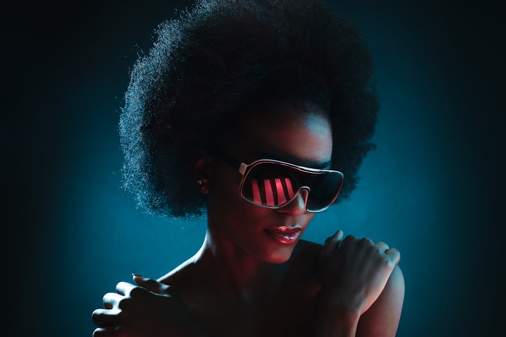 シールドサングラスをかけている女性のセレクティブフォーカス写真