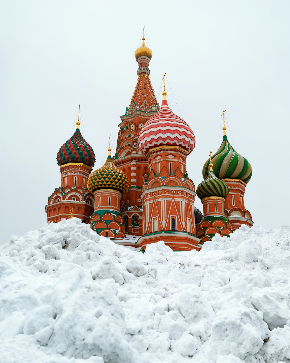 neve fora da Catedral de São Basílio durante o dia