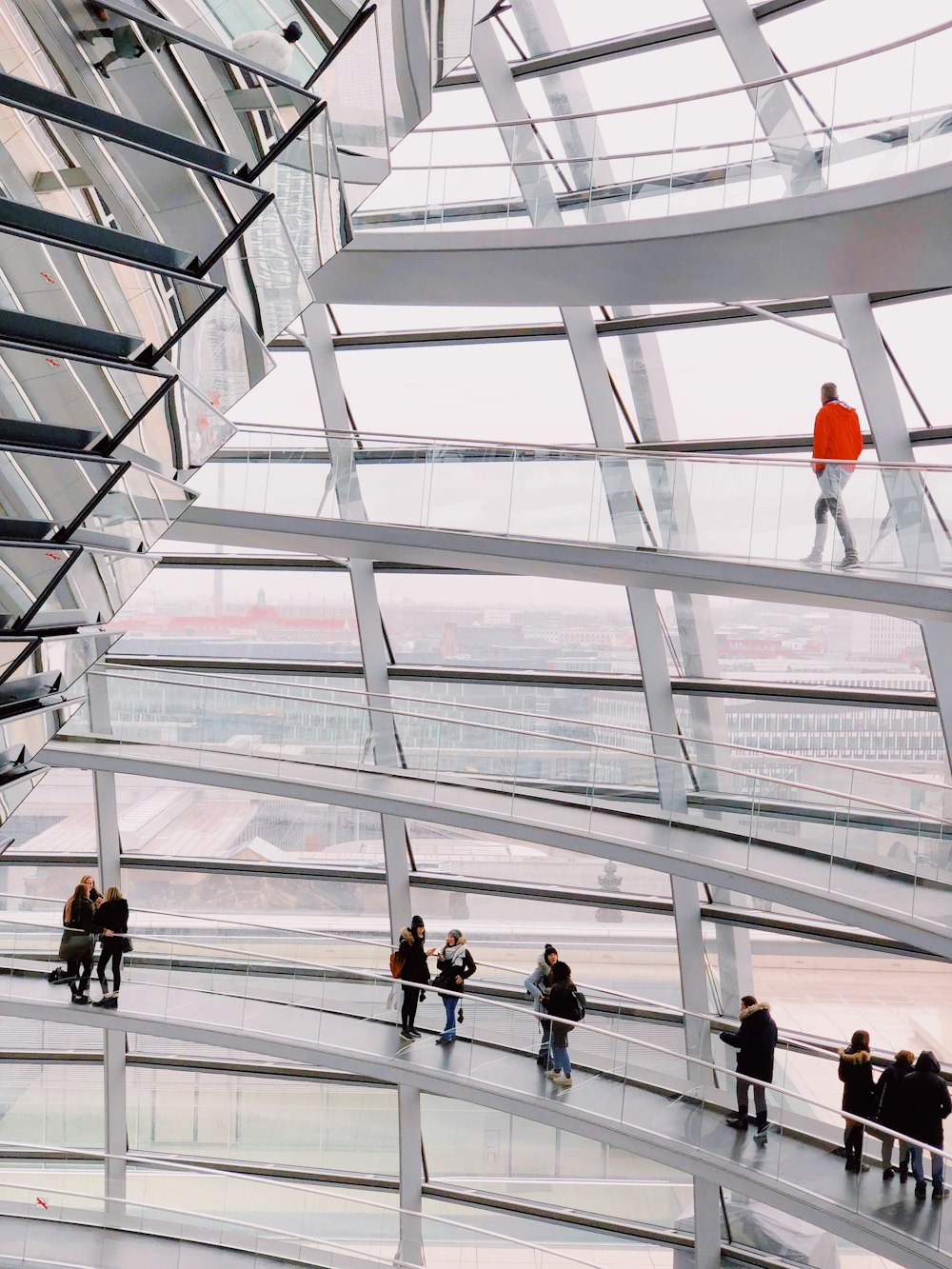 Menschen, die auf der Treppe gehen