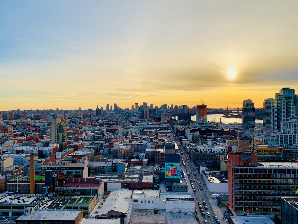 Vista aérea de la ciudad durante la hora dorada