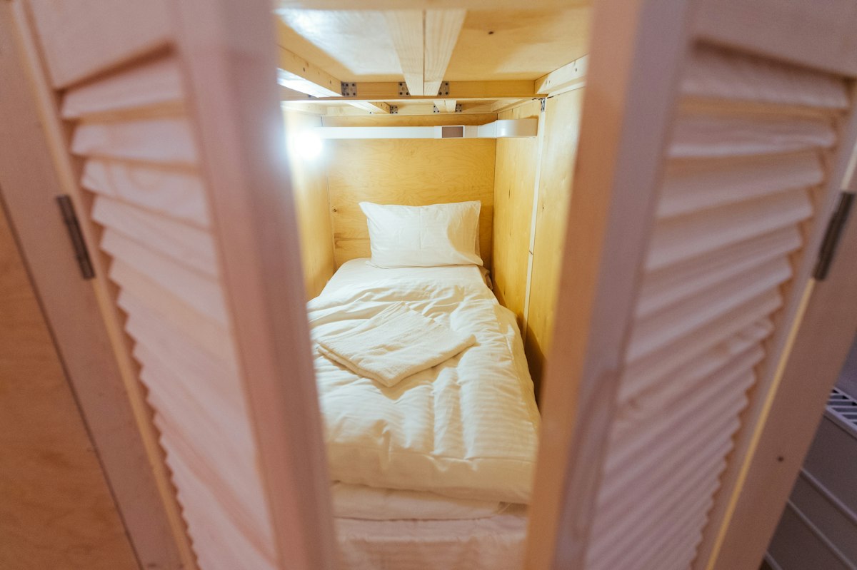 Colchón blanco en una cama