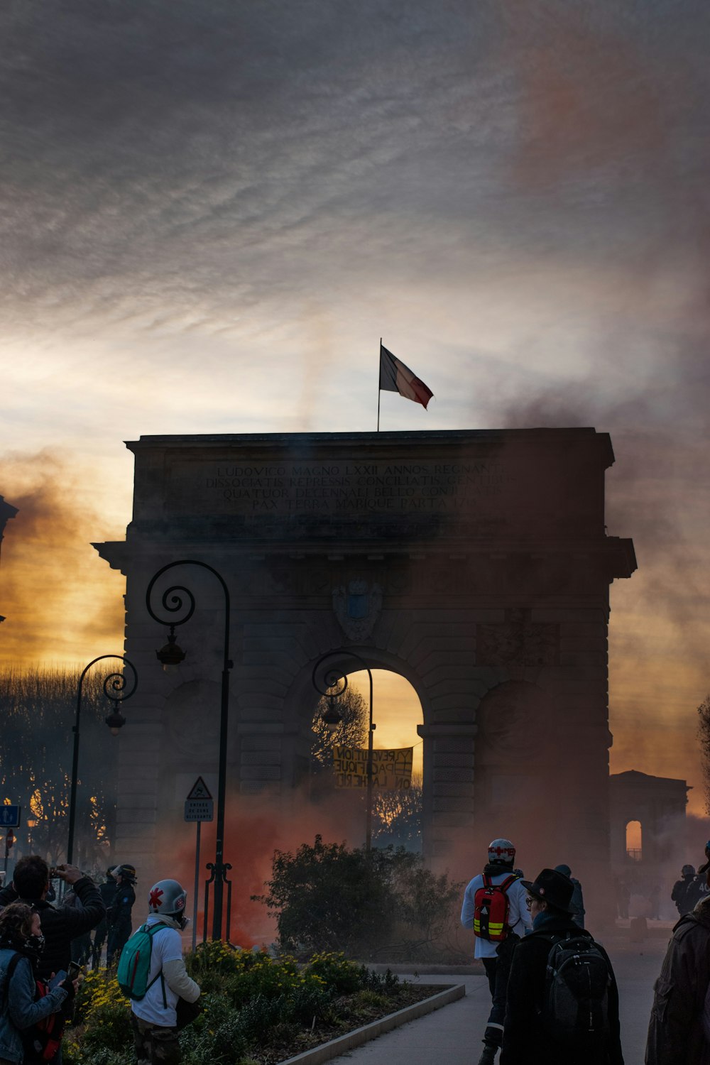 personnes marchant à côté de l’Arc de Triomphe