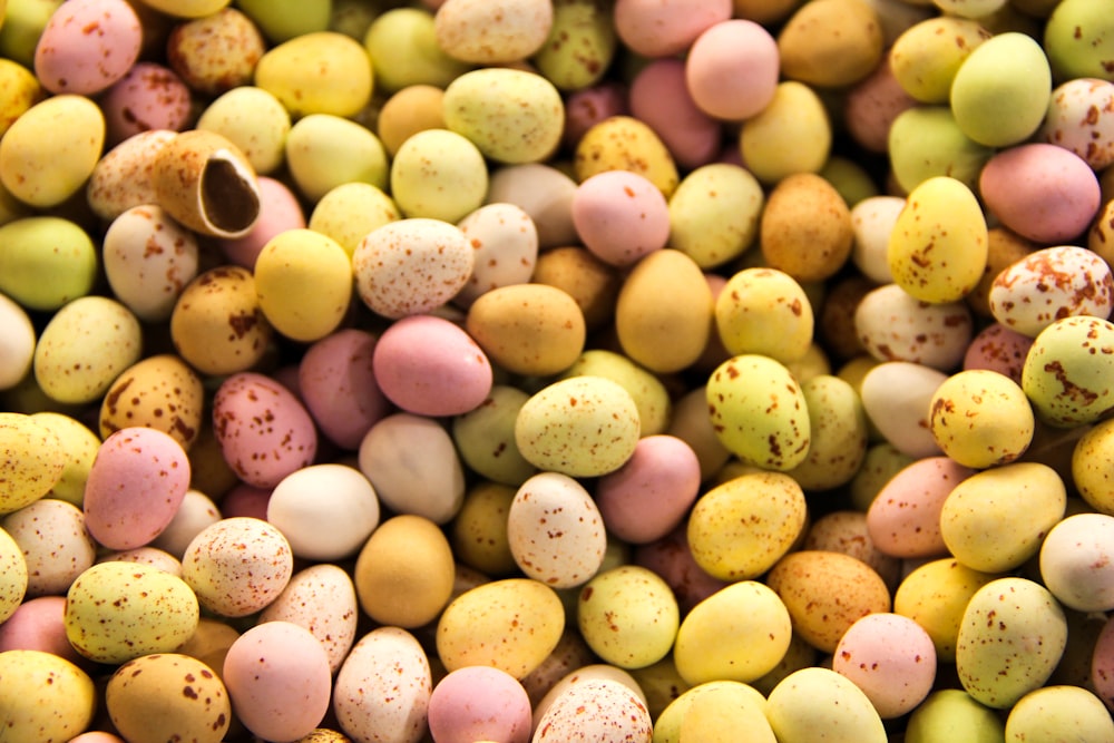 pilha de ovos de cores variadas