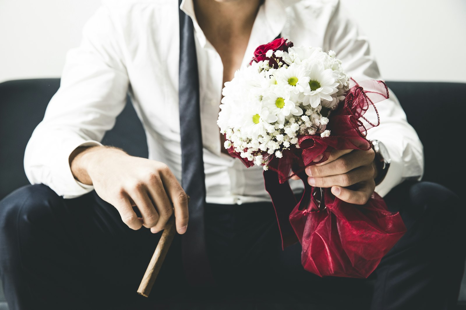 Canon EOS-1D X + Canon EF 24-70mm F2.8L II USM sample photo. Man holding bouquet of photography