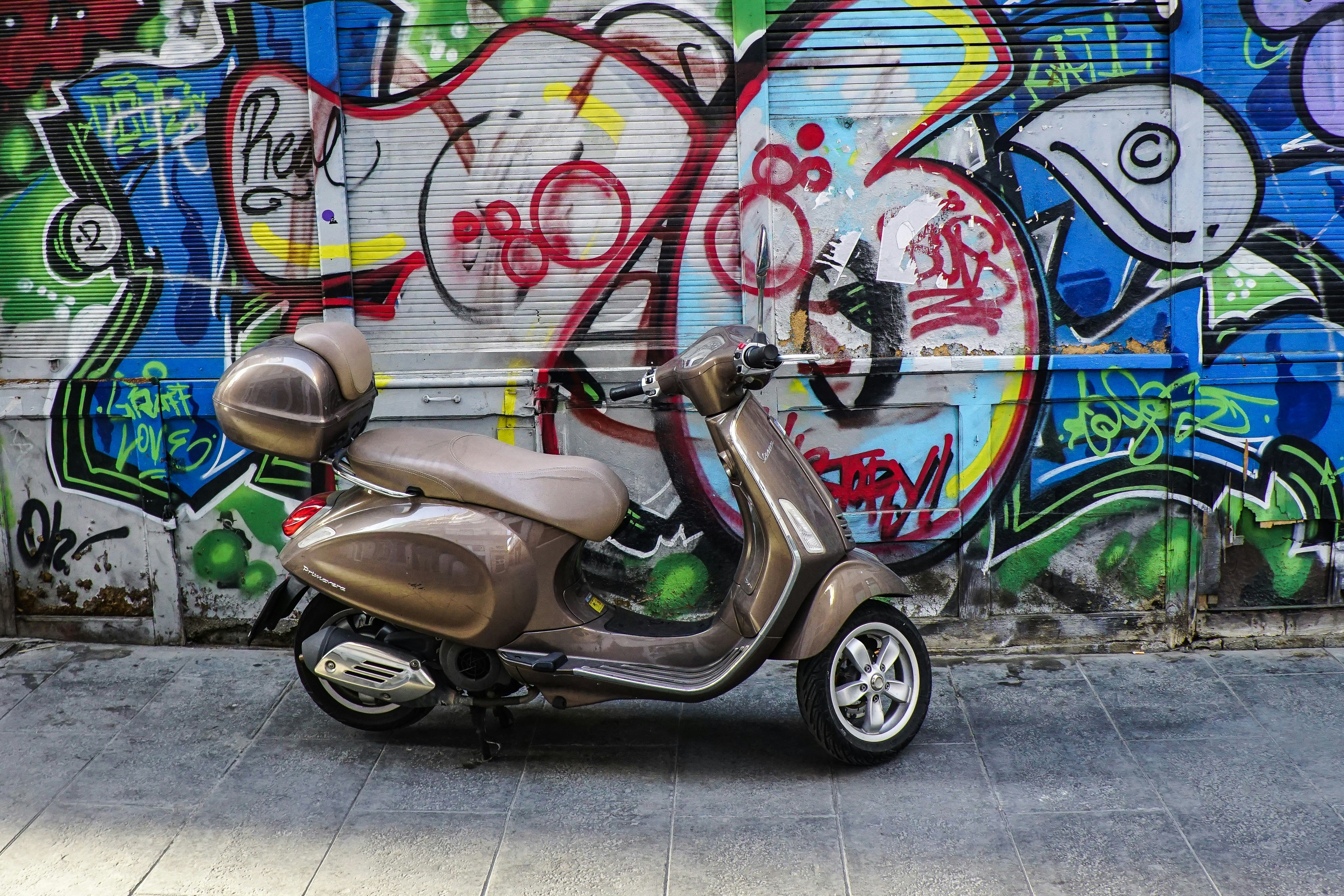 Persona revisando el catálogo digital de motos