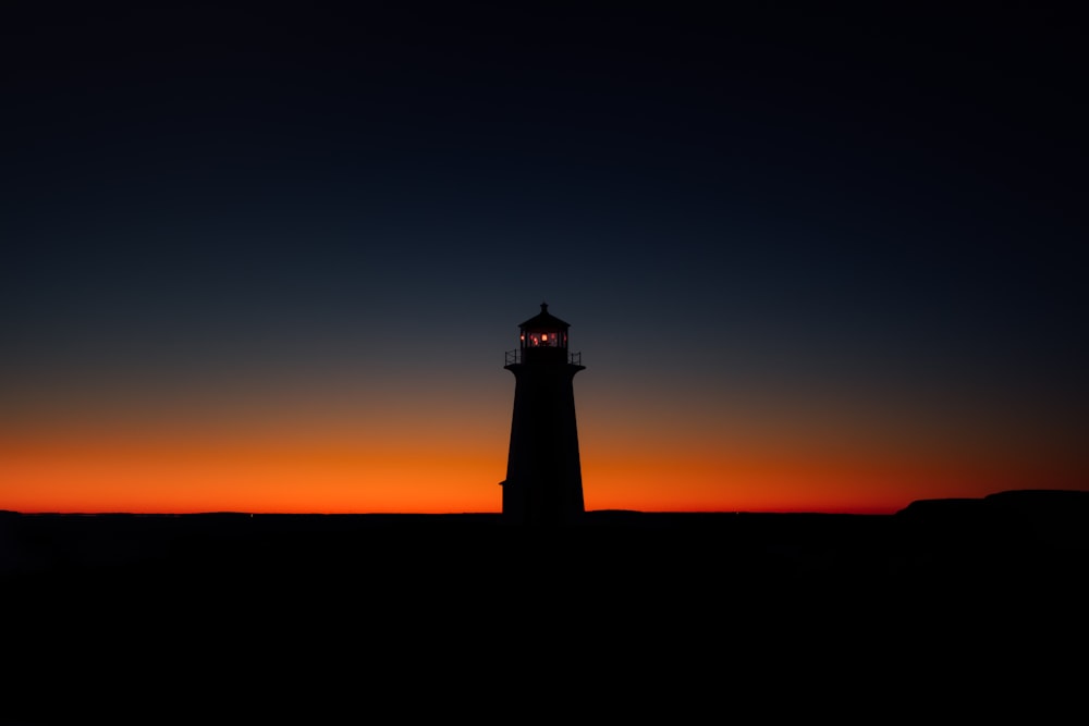 Silhouette des Leuchtturms bei Sonnenuntergang