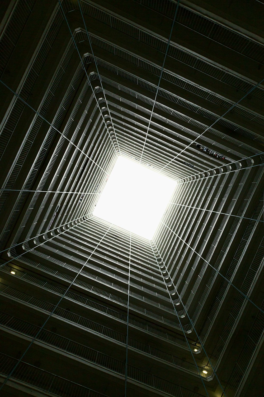 Vista de ángulo bajo de un edificio de gran altura