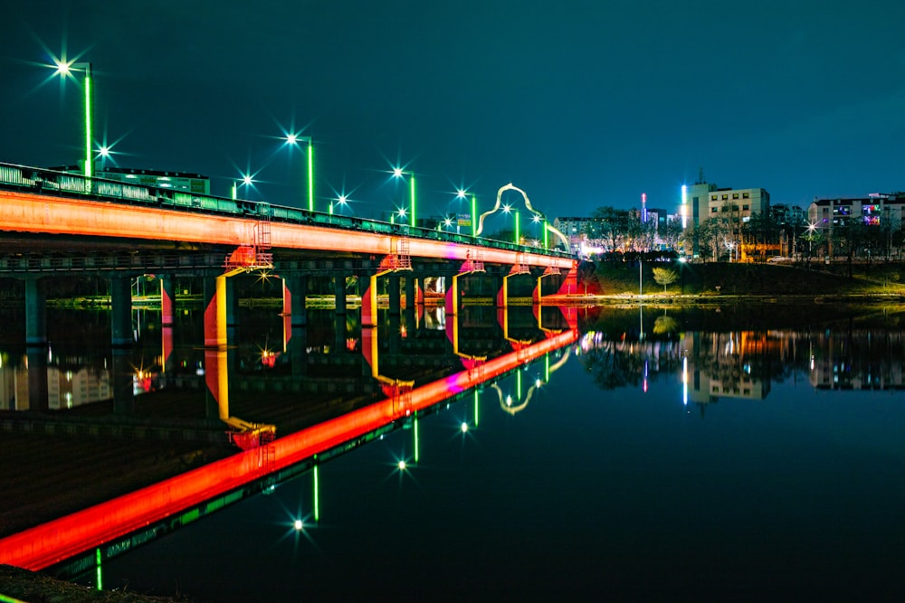 Luces verdes y rojas en el puente