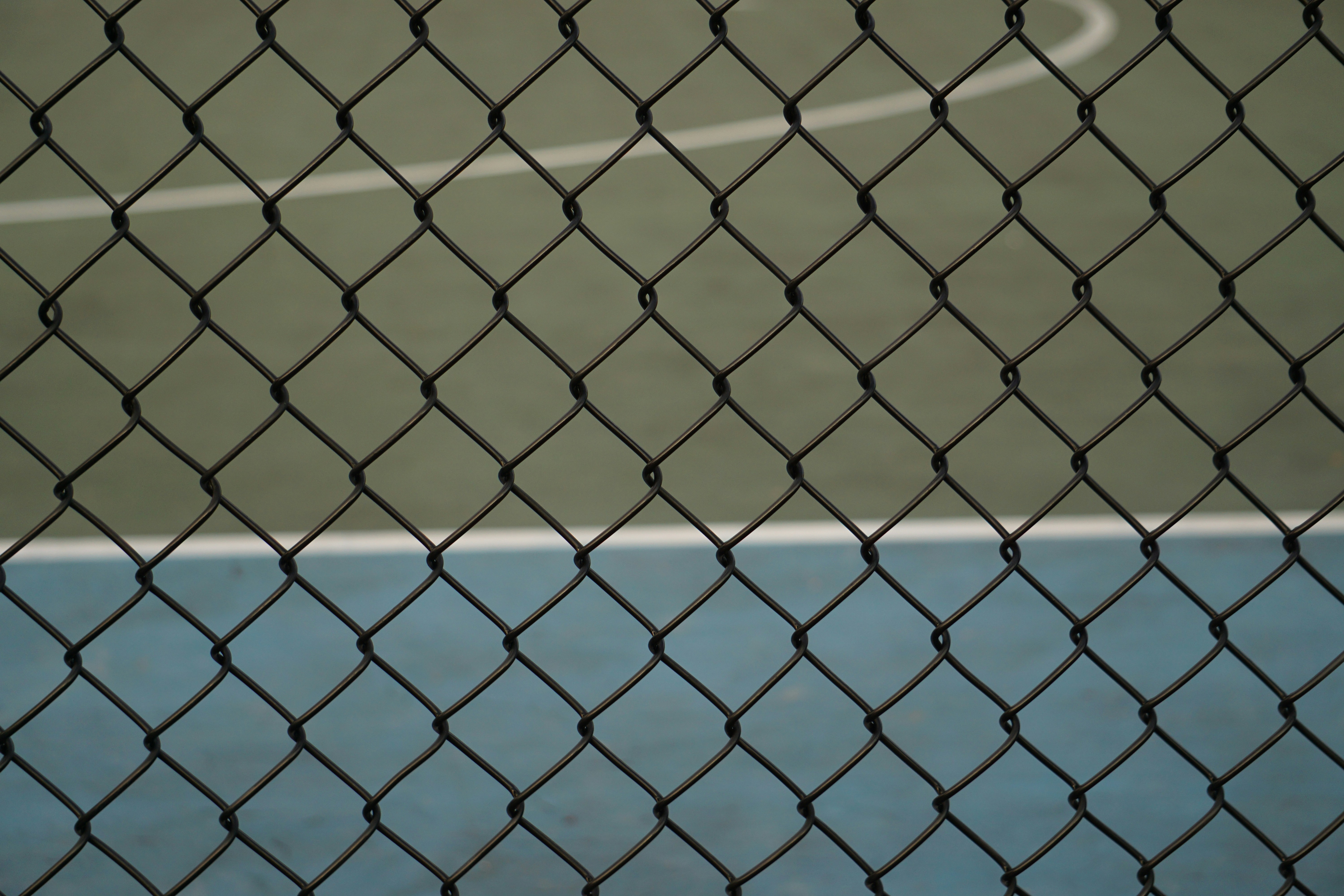 Grupo de personas siguiendo una transmisión en pantallas