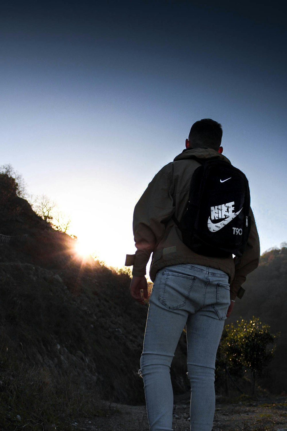 Excursión compilar Fraternidad Foto Hombre con mochila nike negra – Imagen Nike gratis en Unsplash
