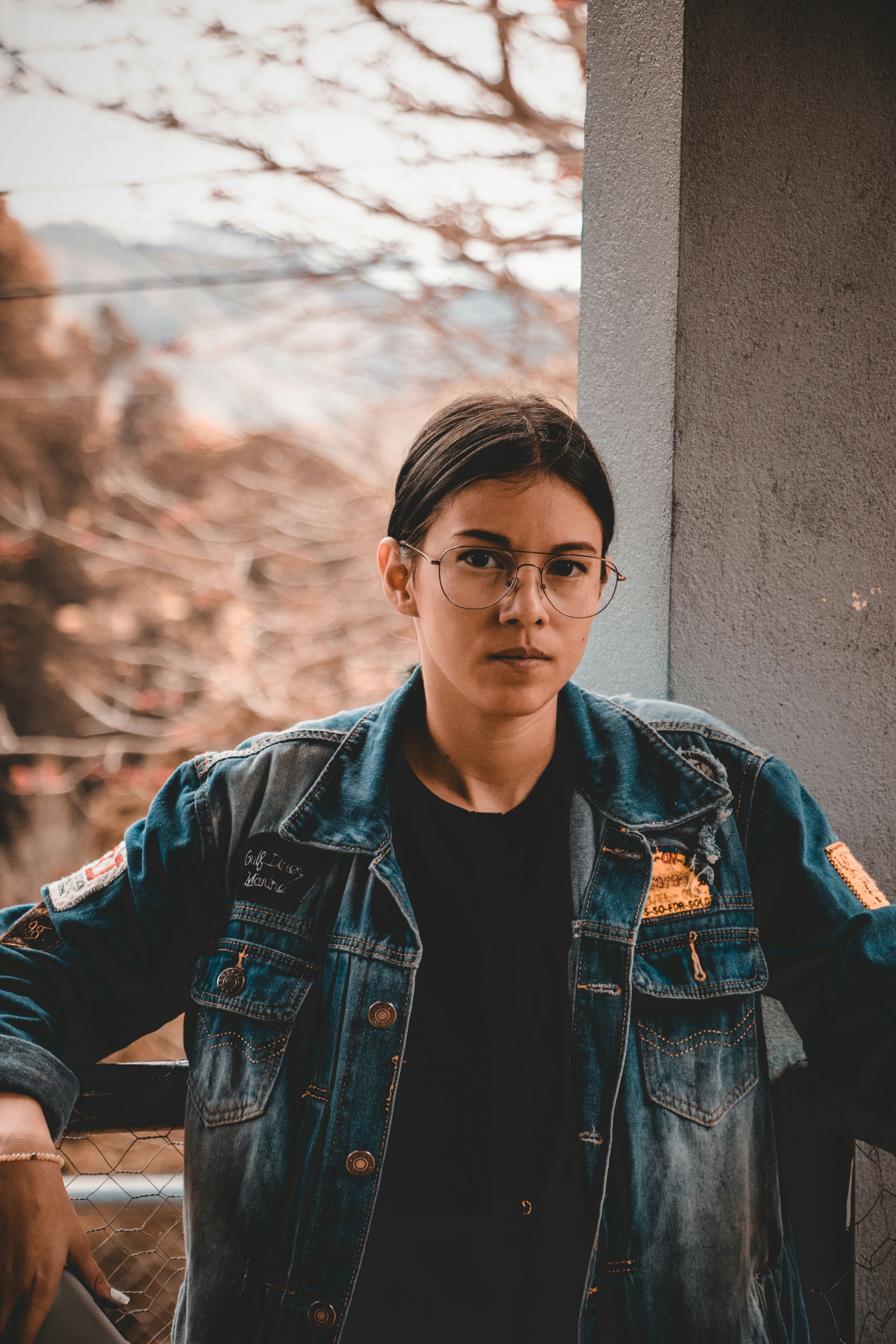 Foto de enfoque superficial de mujer en chaqueta de mezclilla azul