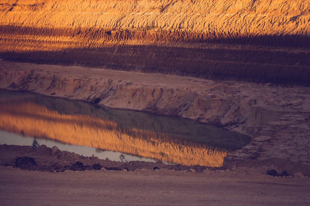 un plan d’eau entouré d’une zone rocheuse