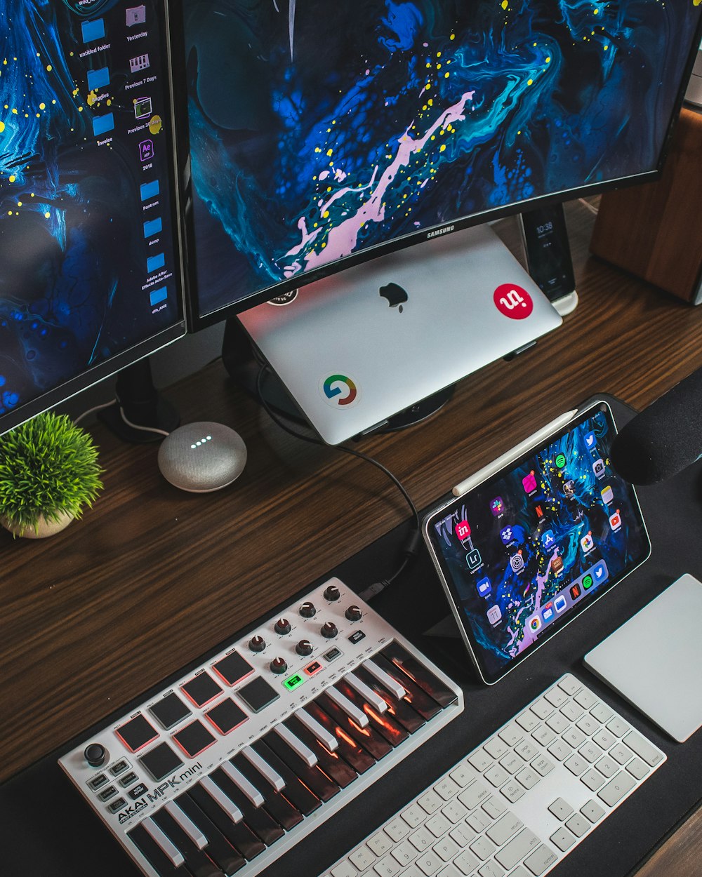 computador tablet branco ligado na frente do teclado Apple Magic e controlador midi Akai branco