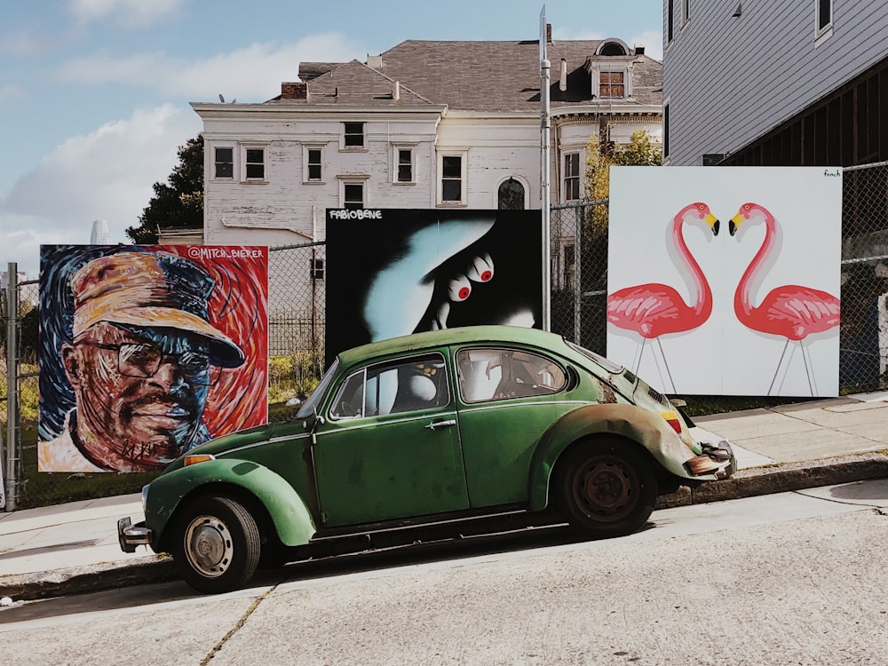 Volkswagen Fusca verde estacionado perto de paredes