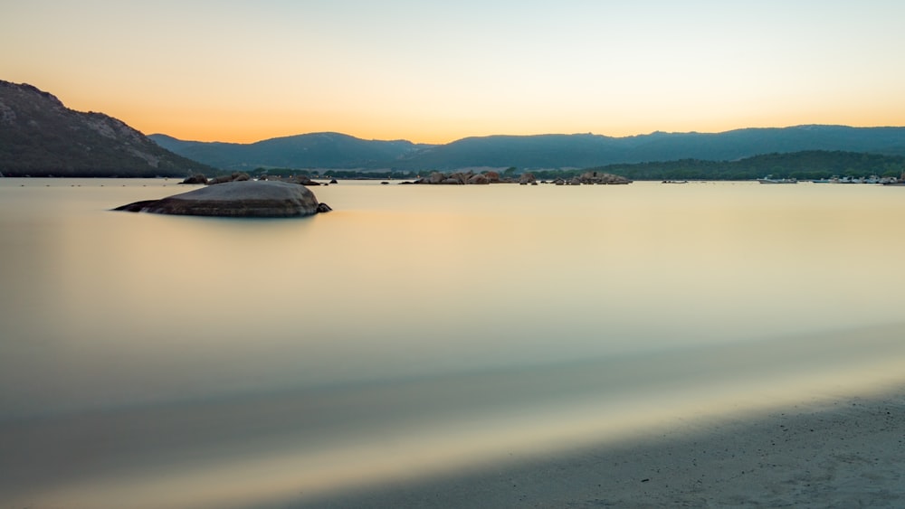 Plan d’eau calme pendant la journée