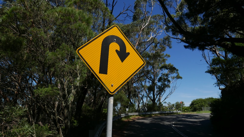 Signalisation routière en courbe