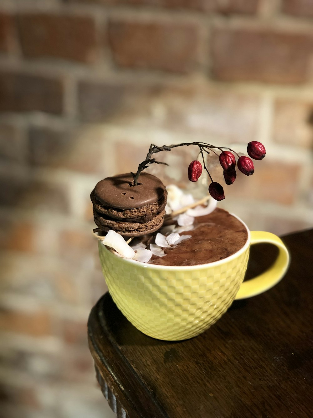 café de chocolate en taza sobre mesa de madera marrón