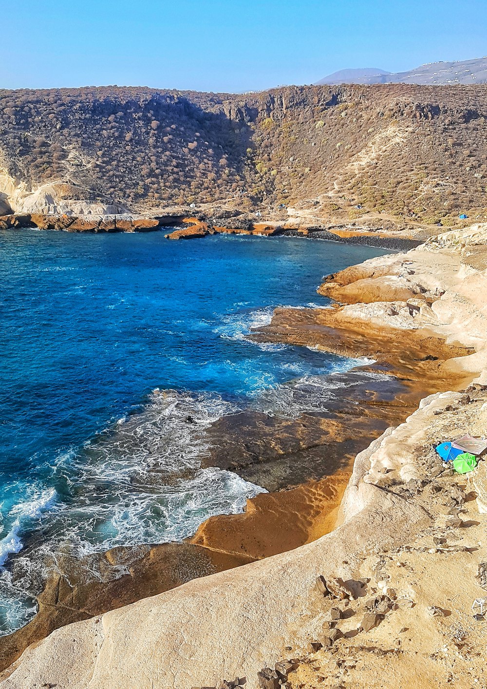 sea waves crashing on shore during daytime