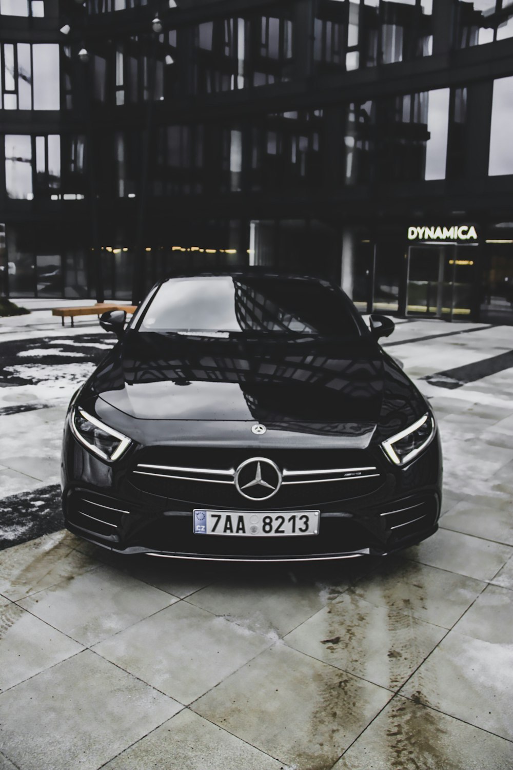 schwarzes Mercedes-Benz-Fahrzeug vor Dynamica-Gebäude geparkt