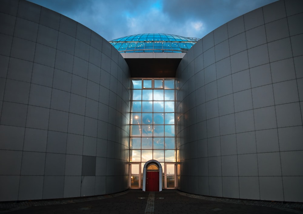 Edificio bianco sotto il cielo blu durante l'ora d'oro