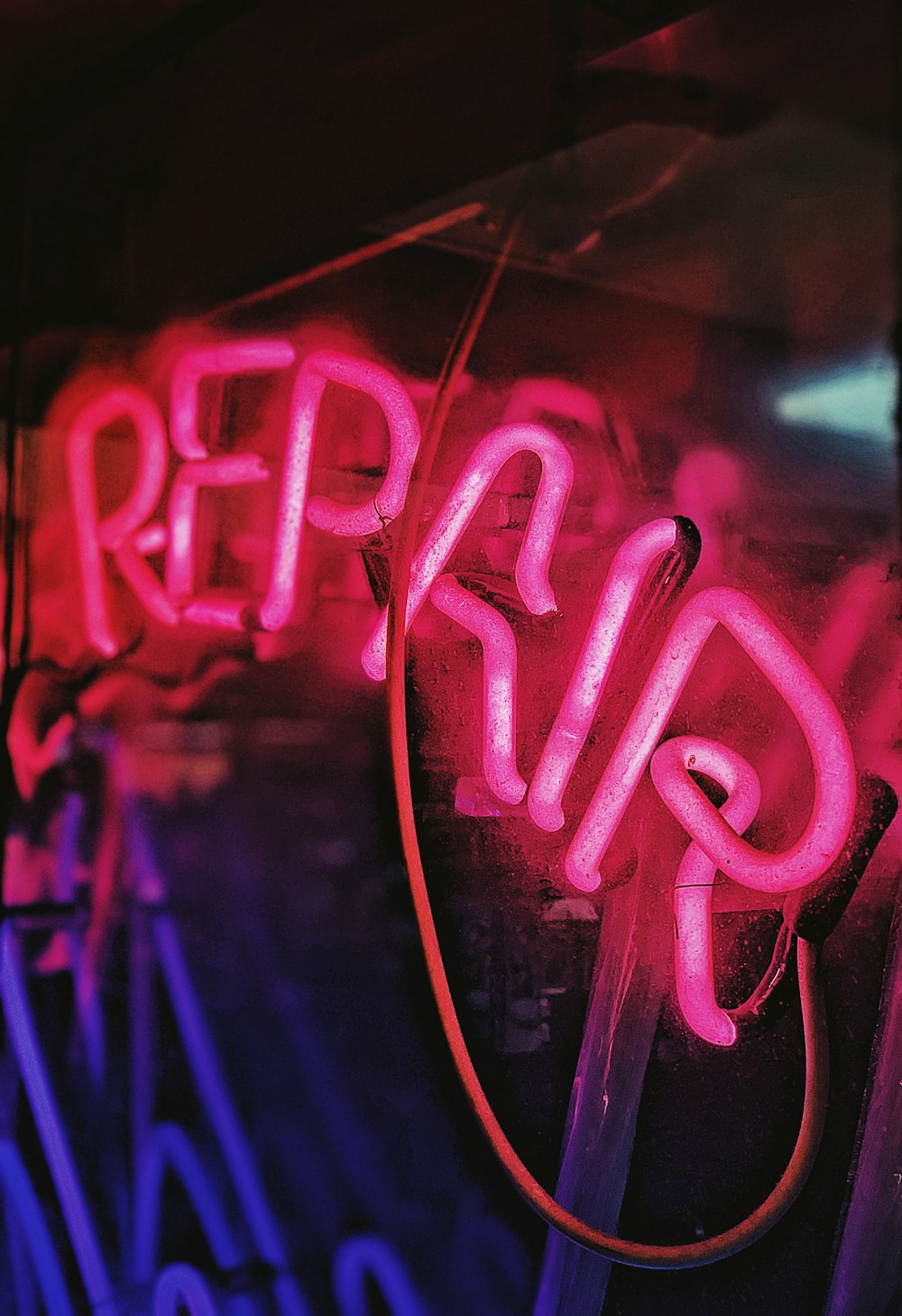 rote und blaue Reparatur Neonlicht Beschilderung Nahaufnahme Foto