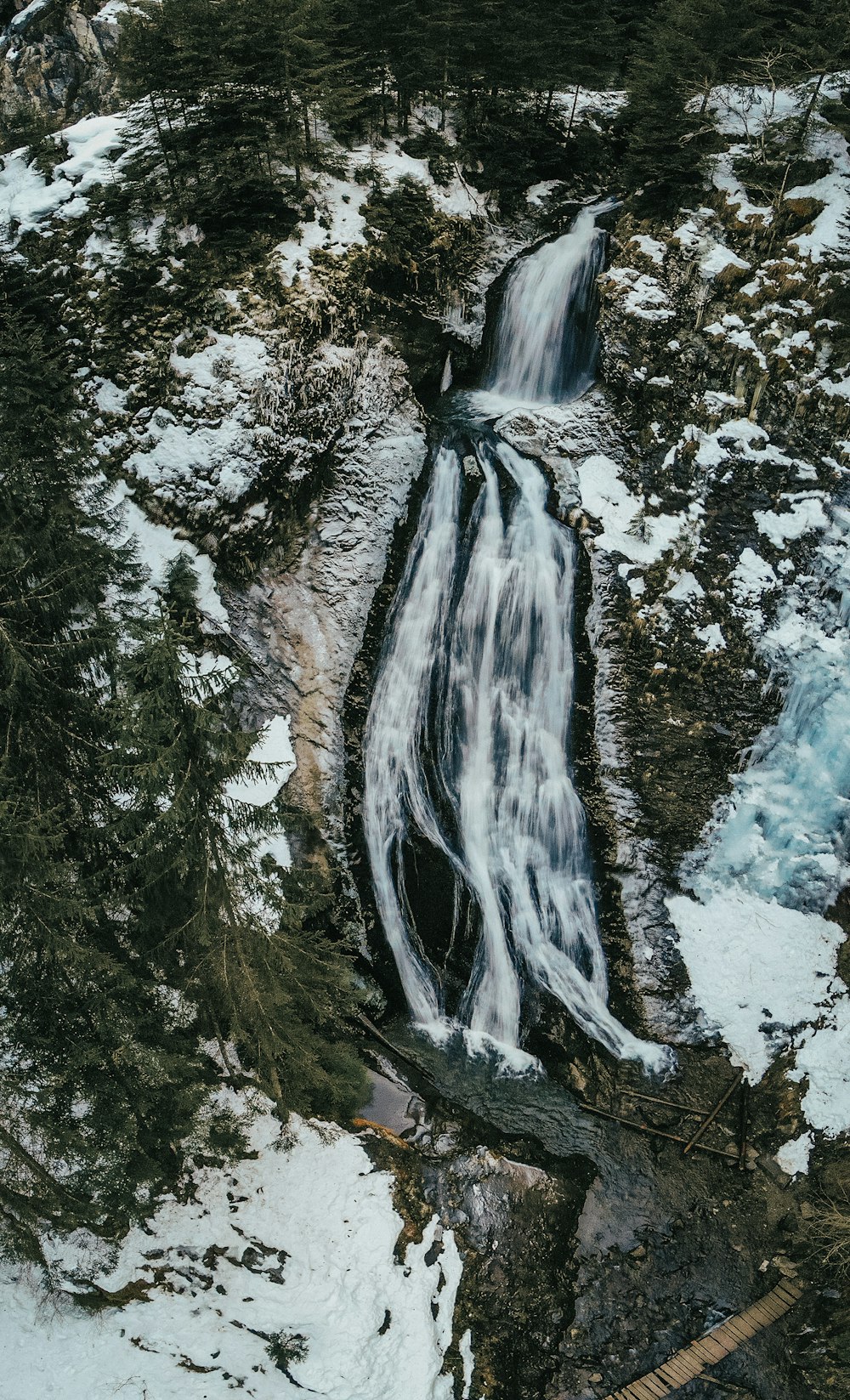 Fotografía aérea de montaña entre cascadas