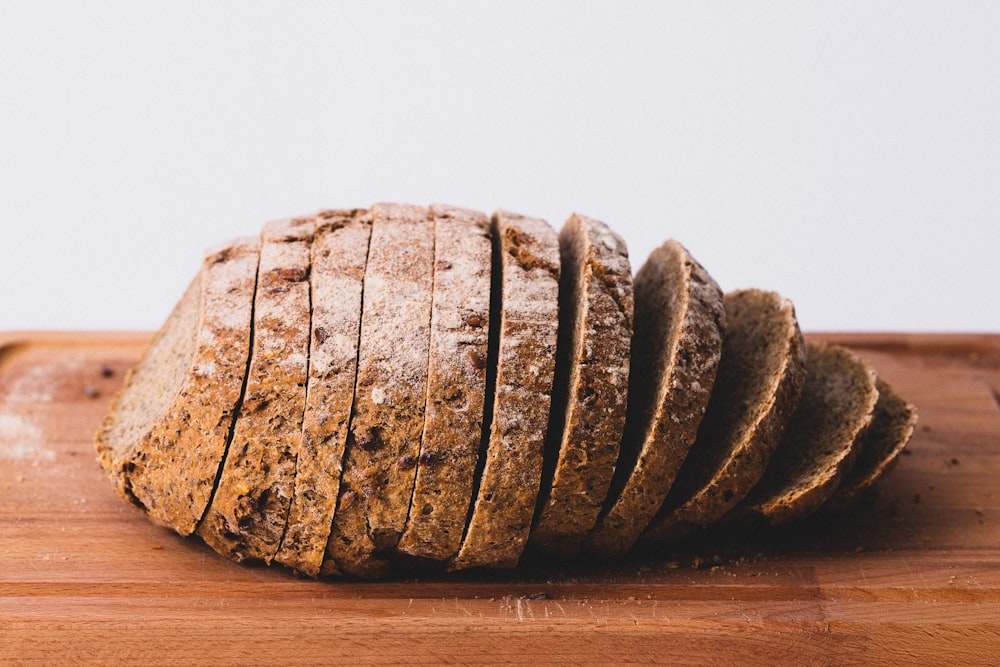 얇게 썬 빵의 선택적 초점 사진