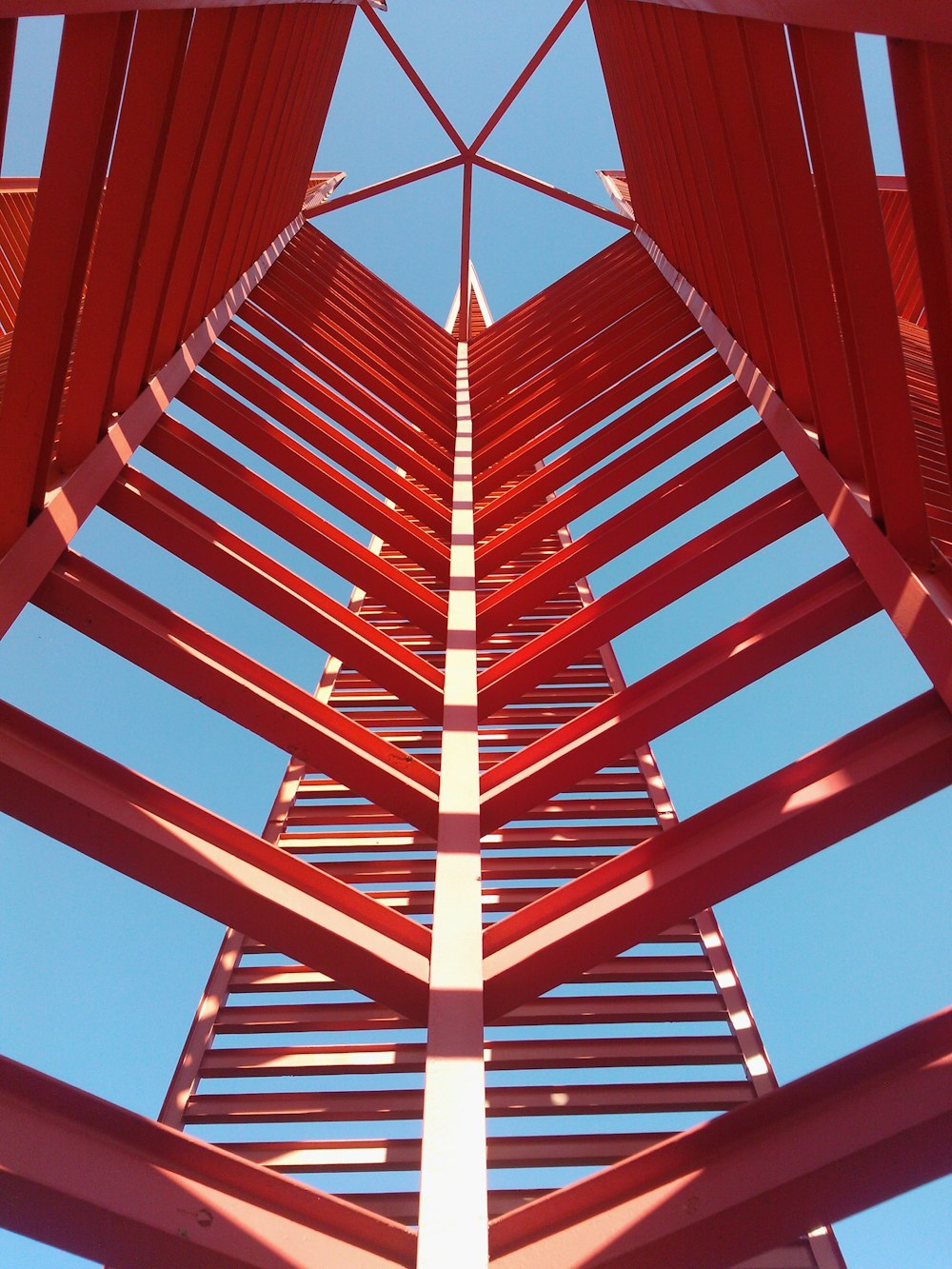 Torre de metal rojo