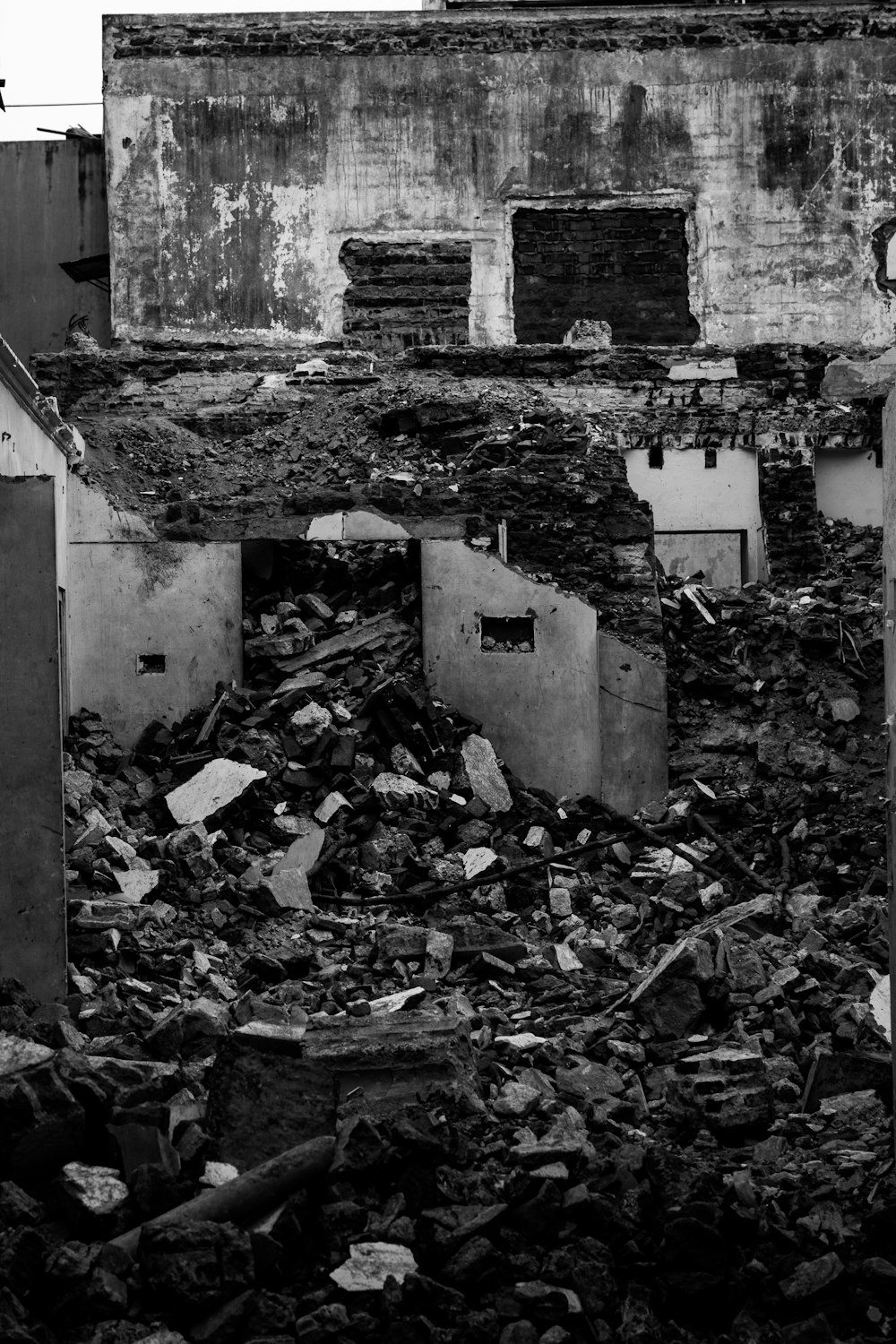foto in scala di grigi di una casa abbandonata