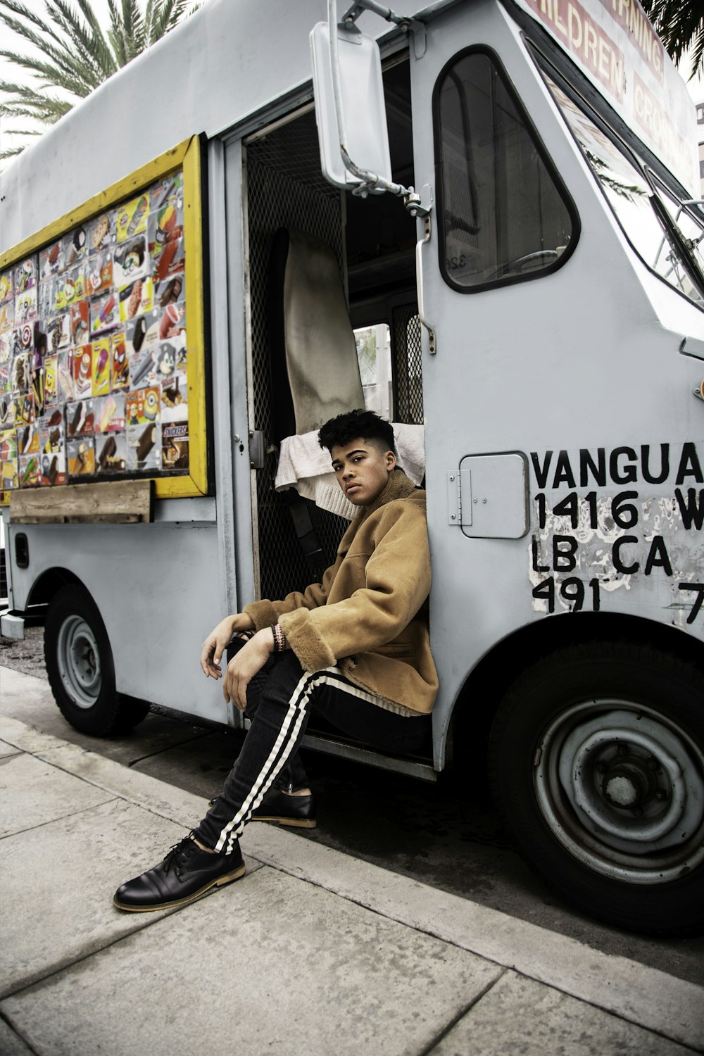 homme assis sur un food truck blanc