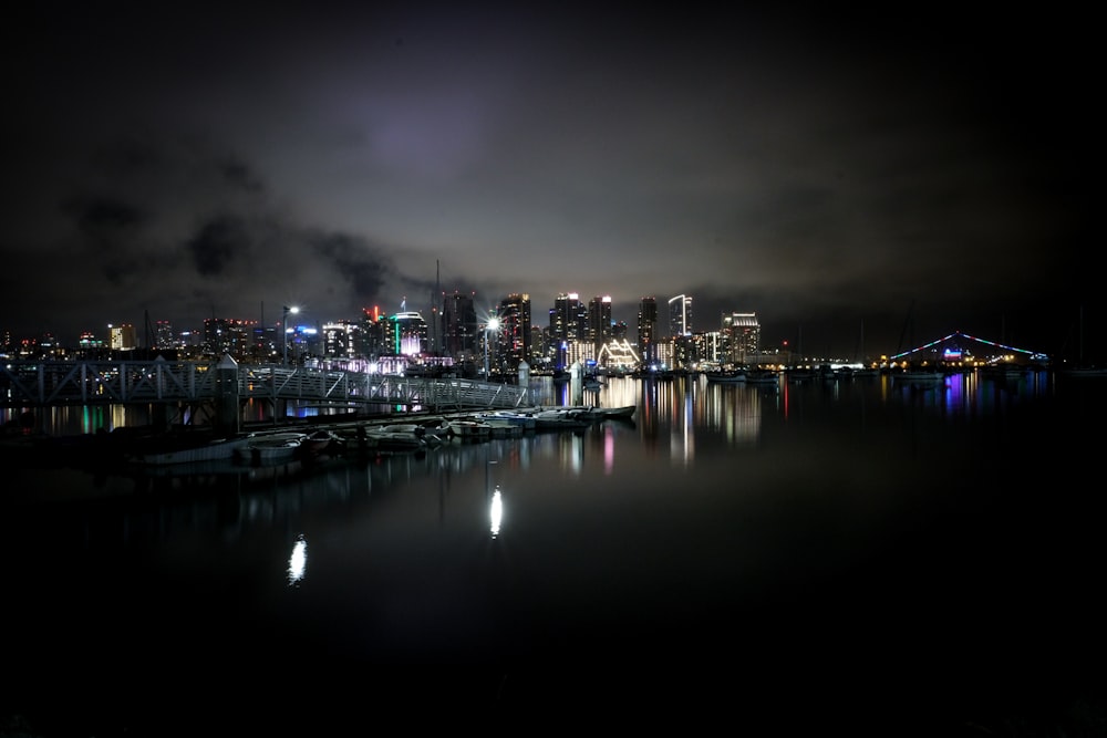 cidade durante a noite